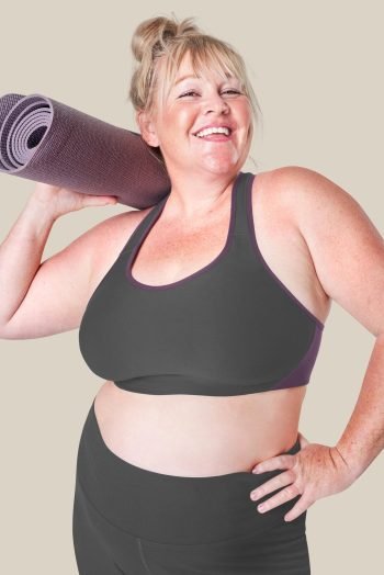 body-positivity-curvy-woman-sportswear-with-yoga-mat